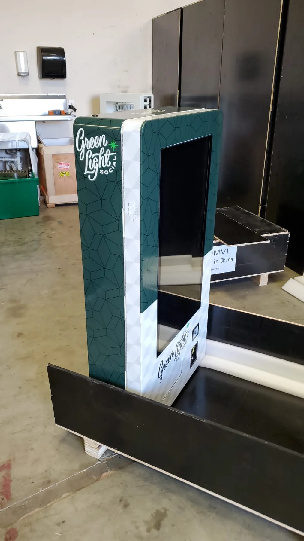 Wall Mounted Vending Machine 814